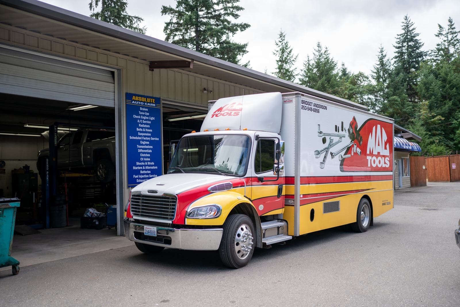 Mac Tools truck making a delivery at the shop
