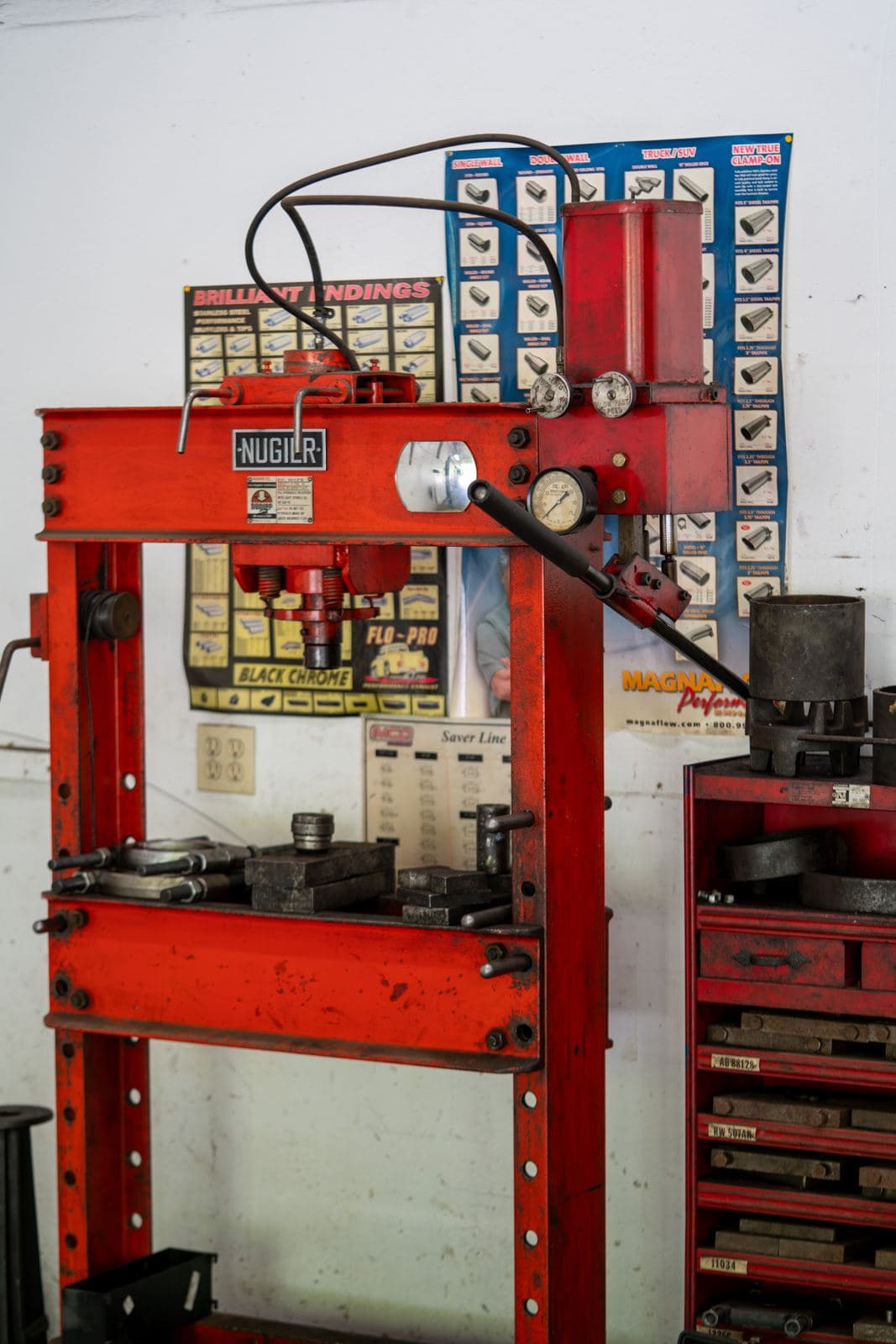 Hydraulic shop press in the service bay